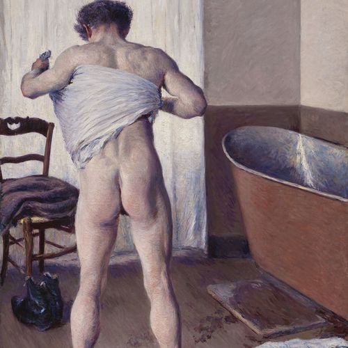 Un homme nu vu de dos s'essuie avec un drap blanc dans une salle de bain, près d'une baignoire en cuivre.