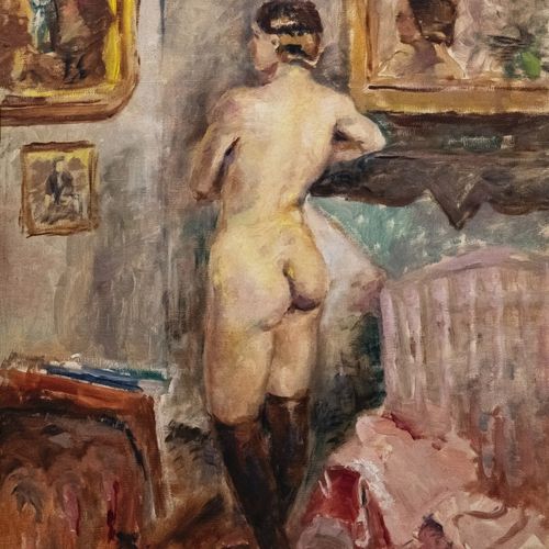 Une femme nue vue de dos, en bas noirs, debout devant un miroir dans un intérieur chargé de tableaux.